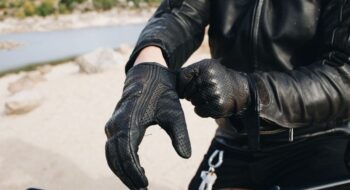 Cuando es obligatorio llevar guantes en la moto